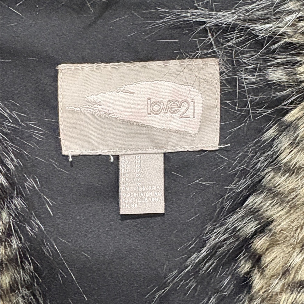 FAUX FUR VEST F21 - Picture 3 of 5
